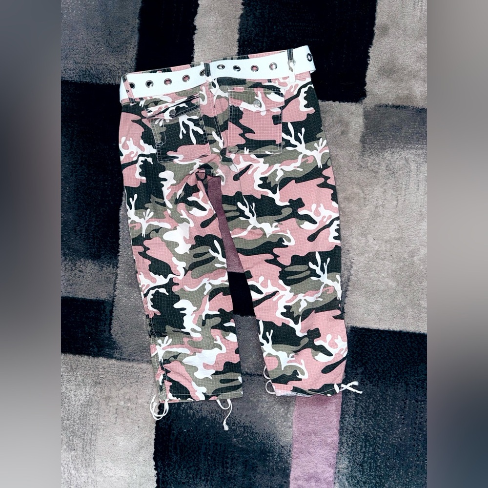 Younique Camouflage crop Capri pants NWOT belt size 9 Y2K Vintage - Picture 2 of 3